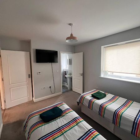 Whyte, Modern 3 Bed House With Garden, Sleeps 9, Free Parking, Sittingbourne City Centre, Kent Luaran gambar