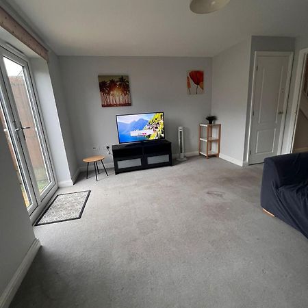 Whyte, Modern 3 Bed House With Garden, Sleeps 9, Free Parking, Sittingbourne City Centre, Kent Luaran gambar