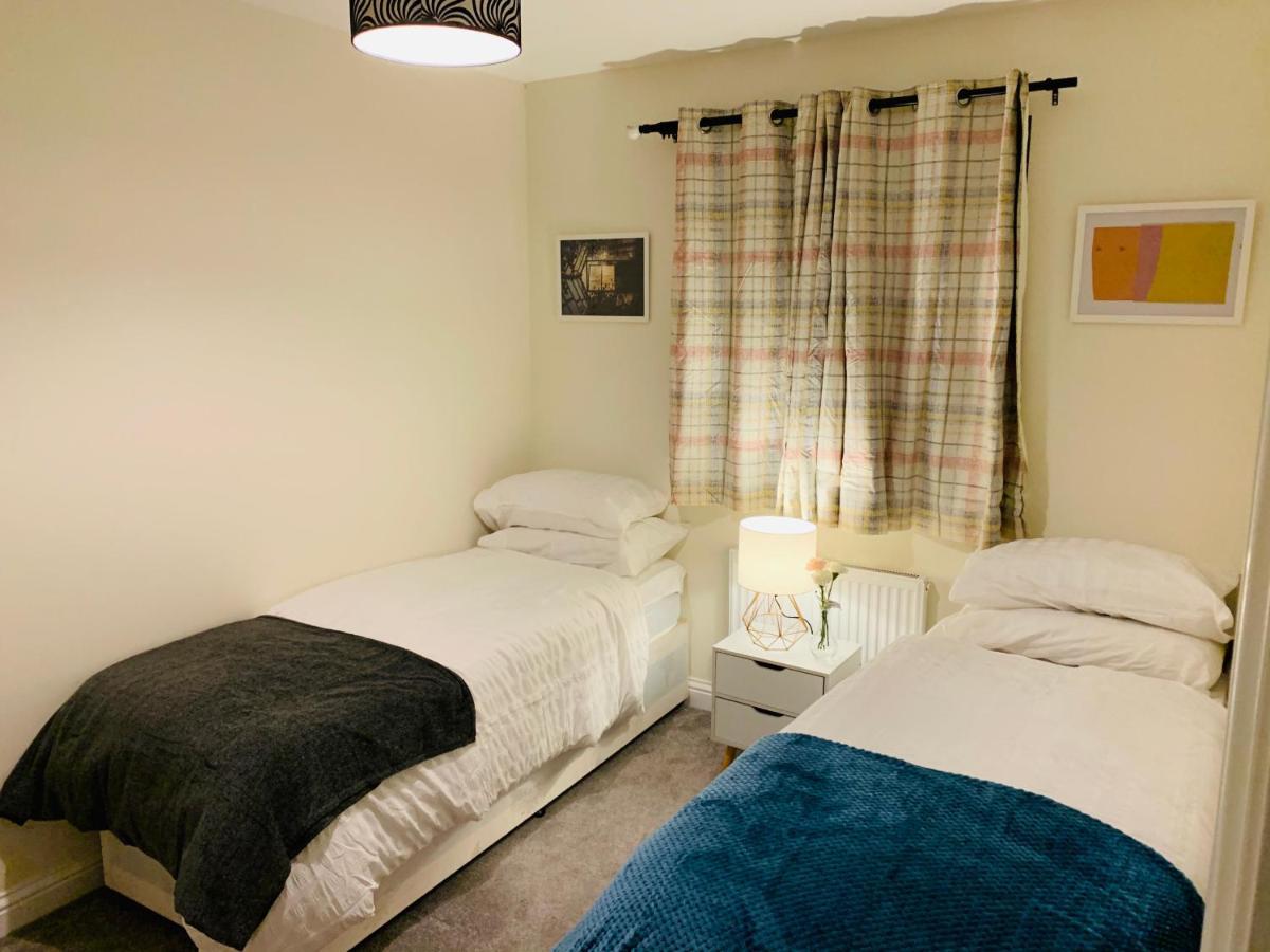 Whyte, Modern 3 Bed House With Garden, Sleeps 9, Free Parking, Sittingbourne City Centre, Kent Luaran gambar