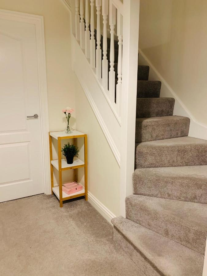 Whyte, Modern 3 Bed House With Garden, Sleeps 9, Free Parking, Sittingbourne City Centre, Kent Luaran gambar
