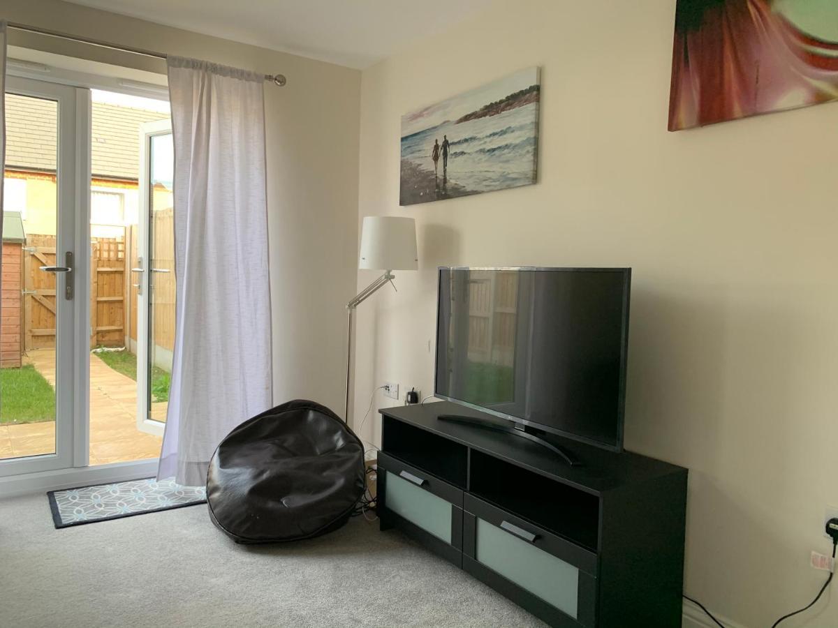 Whyte, Modern 3 Bed House With Garden, Sleeps 9, Free Parking, Sittingbourne City Centre, Kent Luaran gambar