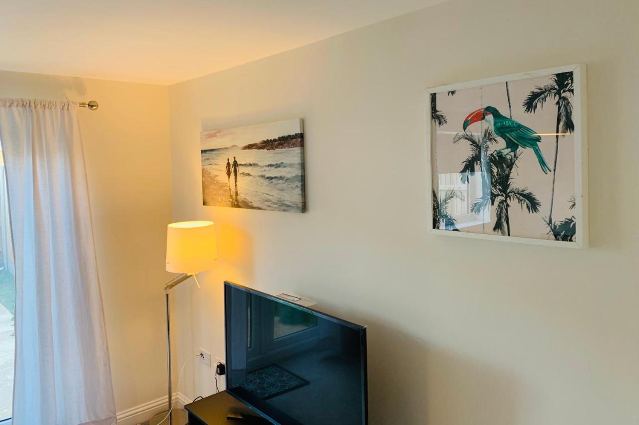 Whyte, Modern 3 Bed House With Garden, Sleeps 9, Free Parking, Sittingbourne City Centre, Kent Luaran gambar