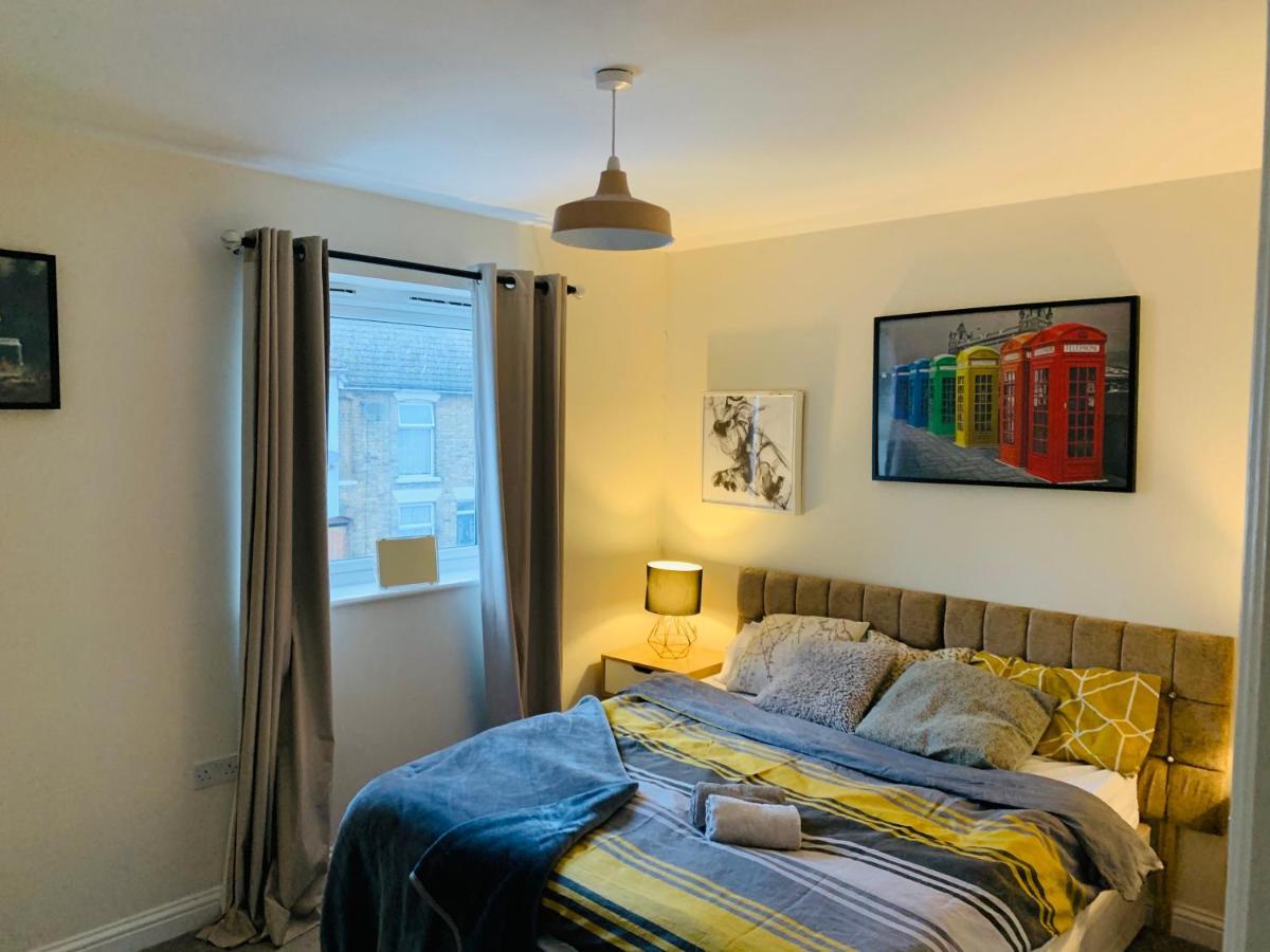 Whyte, Modern 3 Bed House With Garden, Sleeps 9, Free Parking, Sittingbourne City Centre, Kent Luaran gambar