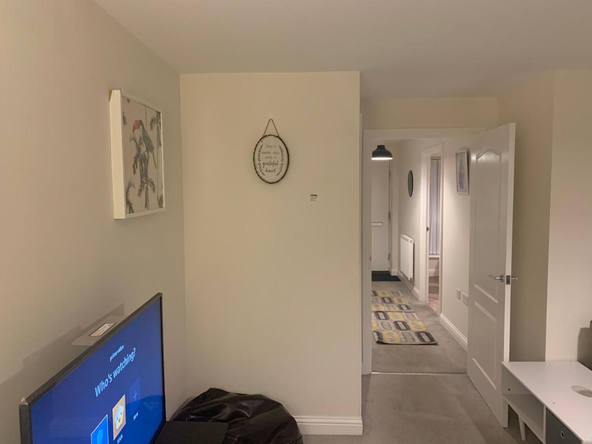 Whyte, Modern 3 Bed House With Garden, Sleeps 9, Free Parking, Sittingbourne City Centre, Kent Luaran gambar