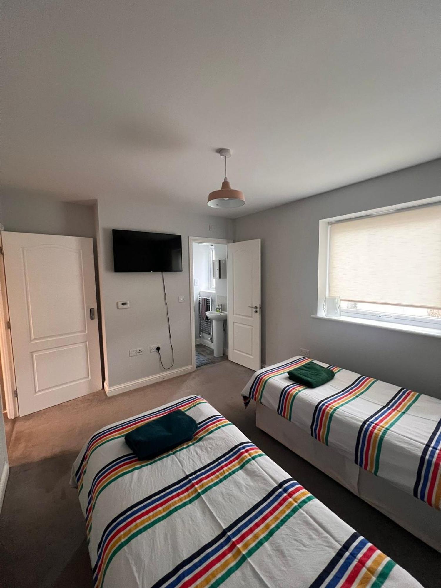 Whyte, Modern 3 Bed House With Garden, Sleeps 9, Free Parking, Sittingbourne City Centre, Kent Luaran gambar