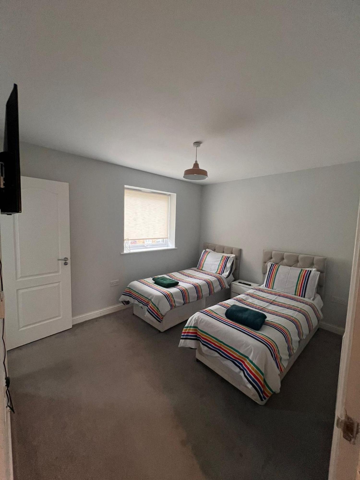 Whyte, Modern 3 Bed House With Garden, Sleeps 9, Free Parking, Sittingbourne City Centre, Kent Luaran gambar