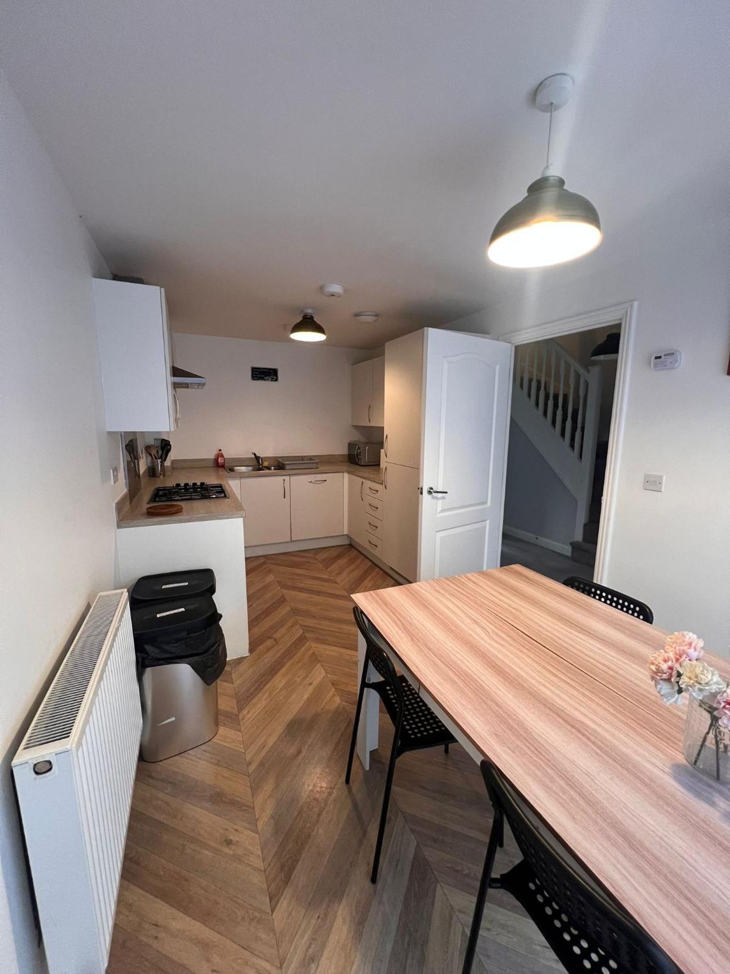 Whyte, Modern 3 Bed House With Garden, Sleeps 9, Free Parking, Sittingbourne City Centre, Kent Luaran gambar